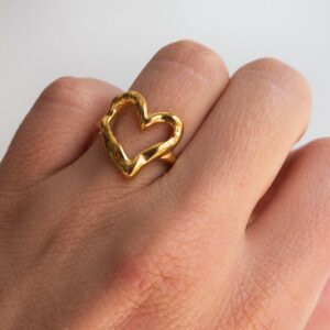 Bague dorée en forme de coeur non rempli portée "Suzanne"