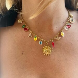 Collier avec breloques "Héléna" porté