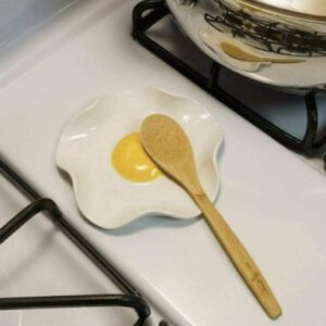 Repose cuillère oeuf sur le plat "Bénédicte"