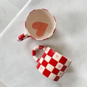 Tasse à carreaux avec des cœurs rose et rouge "Rosalie"